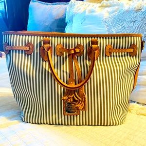 EUC Dooney & Bourke Handbag